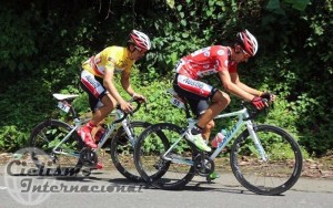 Bonilla, tirando de Román Villalobos en la Vuelta a Guatemala
