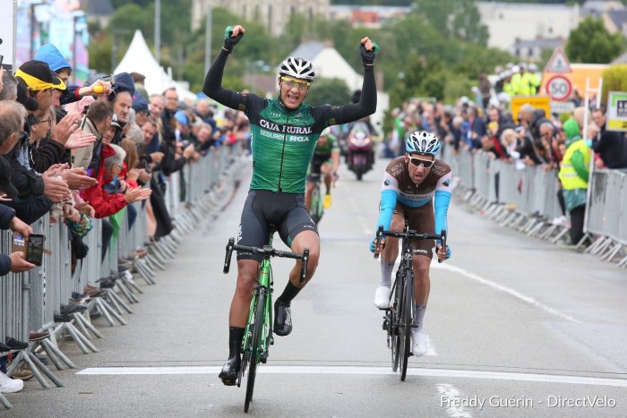 El uruguayo Mauri Moreira estrena su palmarés tras rematar una fuga en las Boucles de la Mayenne